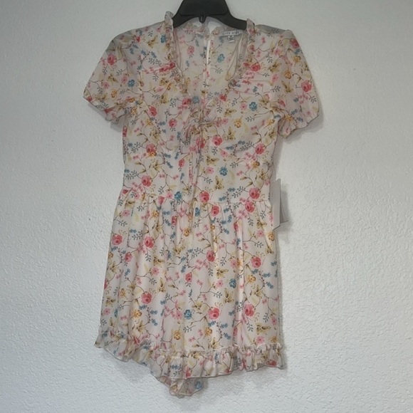 City Vibe
Floral Print Short Sleeve Ruffle Flounce Hem Romper - Picture 2 of 6